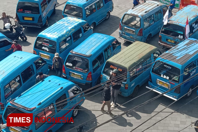 Ratusan Sopir Angkot Demo di Balai Kota Malang, 'Ngotot' Jalurnya Tak Mau Diubah