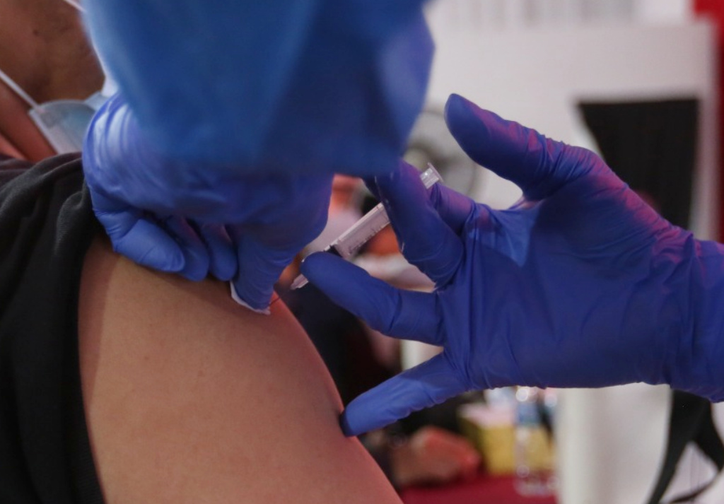 Tenaga kesehatan menyuntikkan vaksin penguat (booster) kedua COVID-19 kepada pegawai KPU