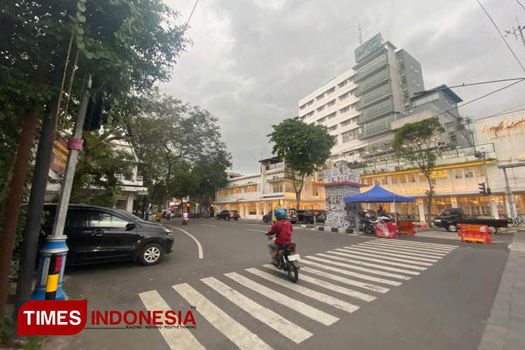 Suasana jalur satu arah di perempatan Rajabali menuju Jalan Semeru, Kota Malang. (Foto: Rizky Kurniawan Pratama/TIMES Indonesia)