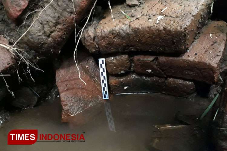 Penampakan struktur bata diduga sumur kuno yang ada kaitannya dengan peninggalan Majapahit (FOTO: Moh Bahri/TIMES Indonesia)
