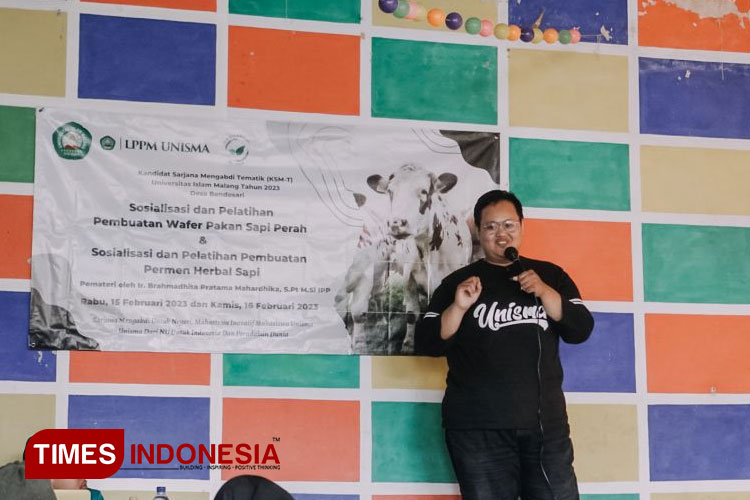Kegiatan Sosialisasi Pembuatan Wafer Pakan Sapi Perah di Desa Bendosari Malang. (FOTO: AJP TIMES Indonesia)