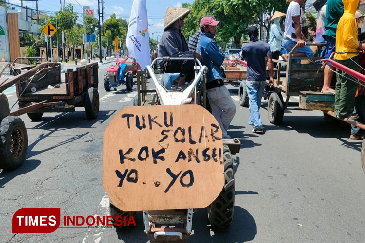 Suasana demo Petani Jombang kendarai traktor menuju kantor Pemkab Jombang yang berada di Jl. Wahid Hasyim, Selasa (21/2/2023). (FOTO: Rohmadi/TIMES Indonesia)