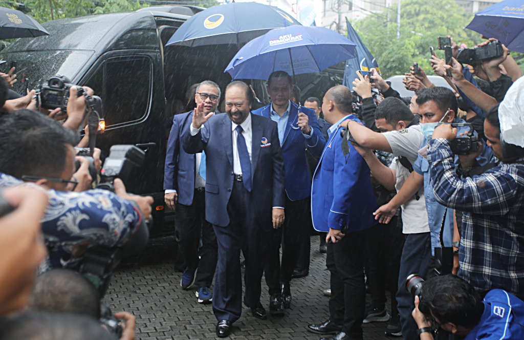 Ketua Umum Partai Demokrat Agus Harimurti Yudhoyono menyambut kedatangan Ketua Umum Partai NasDem Surya Paloh saat tiba di kantor DPP Partai Demokrat