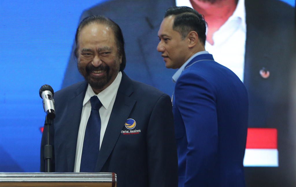 Ketua Umum Partai NasDem Surya Paloh bersama Ketua Umum Partai Demokrat Agus Harimurti Yudhoyono saat akan jumpa pers.