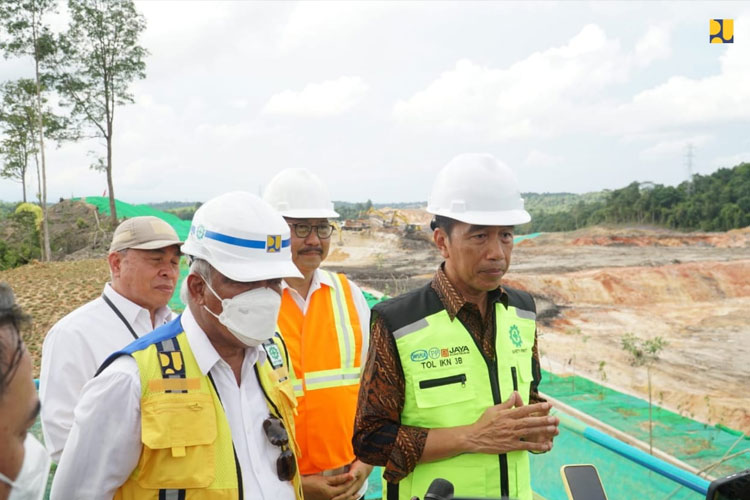 Presiden RI Jokowi didampingi Menteri PUPR RI Basuki Hadimuljono saat meninjau pembangunan Jalan Tol menuju KIPP IKN, Rabu (22/2/2023). (FOTO: Biro Komunikasi Publik Kementerian PUPR RI)
