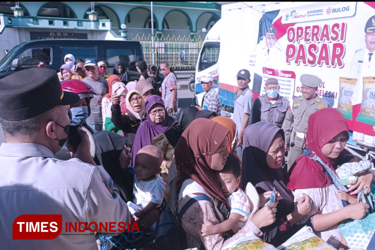 Warga Serbu Operasi Pasar di Pasar Bululawang Malang 