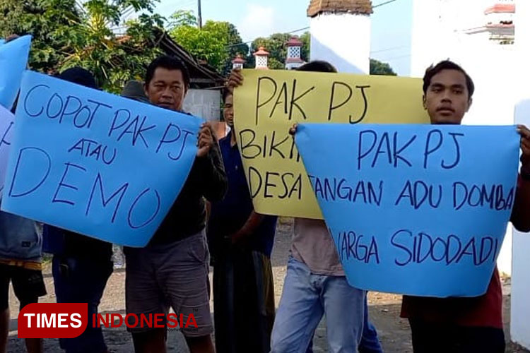 Warga di Paiton Probolinggo Berunjuk Rasa, Tuntut Pj Kades Diganti