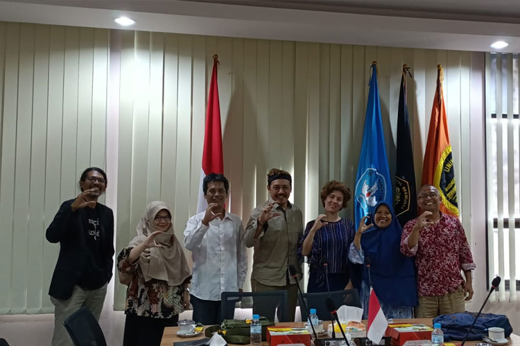 Sandra Vivier bersama para pimpinan SDGs Center UB di FISIP UB Rabu. (foto: FISIP UB for TIMES Indonesia)