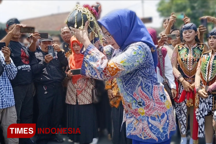 Anggota Komisi V DPR RI Sri Wahyuni Resmikan ruas jalan Nasional Ponorogo-Madiun. (Foto: Marhaban/TIMES Indonesia)