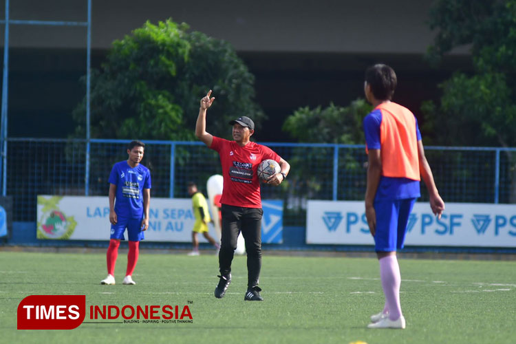 I Putu Gede saat masih memimpin latihan tim Arema FC. (FOTO: Dok. TIMES Indonesia)