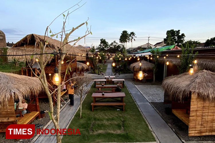 The nice ambience of Djoeragan restaurant Banyuwangi. (Photo: Anggara Cahya/TIMES Indonesia)