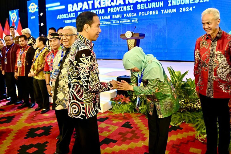 Gubernur Khofifah bersama Presiden Jokowi saat menghadiri Rakernas Asosiasi Pemerintah Provinsi Seluruh Indonesia (APPSI) yang digelar di Ballroom Novotel Hotel Balikpapan, Kalimantan Timur, Kamis (23/2/2023).(Dok. Humas Pemprov Jatim)