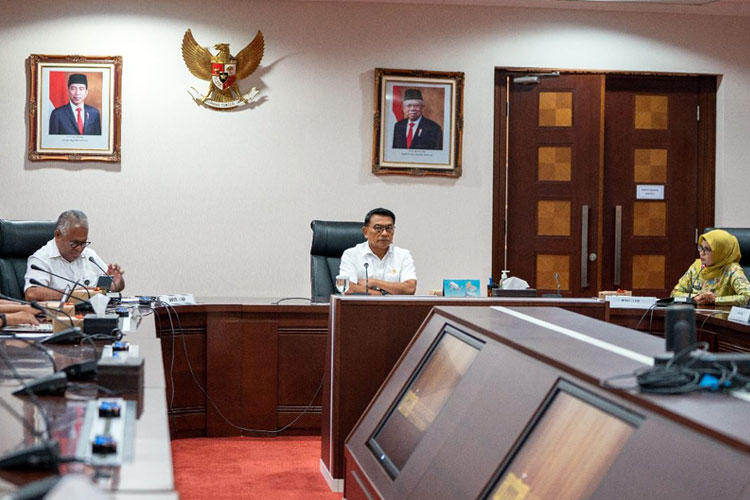 Kepala Staf Kepresidenan Dr. Moeldoko didampingi Deputi I KSP Febry Calvin Tetelepta menerima audensi Bupati Blitar Rini Syarifah, di gedung Bina Graha Jakarta, Kamis (23/2/2023). (Foto: KSP Kepresidenan)