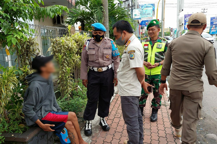 Petugas gabungan Satpol PP, TNI, POLRI, dan Dinsos Tulungagung melakukan penertiban terhadap PPKS (Pemerlu Pelayanaan Kesejahteraan Sosial). (Foto: Istimewa)