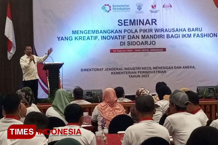 Bambang DH saat membuka seminar 'Mengembangkan Pola Pikir Wirausaha Baru yang Kreatif, Inovatif dan Mandiri Bagi IKM Fashion di Sidoarjo yang digelar di Favehotel Sidoarjo. (FOTO: AJP TIMES Indonesia)
