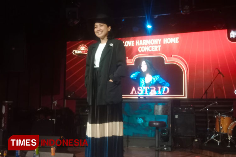 Astrid saat press conference peluncuran single bertajuk Jadikan Aku Ratu di Colors Pub and Restaurant Jalan Sumatra, Surabaya, Jumat (24/2/2023) malam.(Foto : Lely Yuana/TIMES Indonesia) 