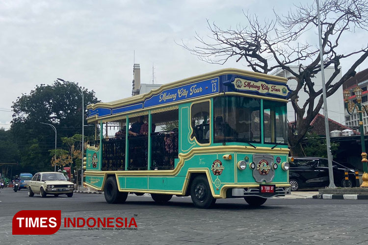 Bus Macito baru saat melintas di kawasan Kayutangan Heritage. (Foto: Rizky Kurniawan Pratama/TIMES Indonesia)