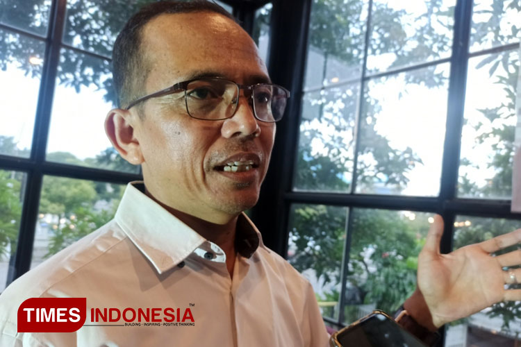 Direktur Accurate Research and Consulting Indonesia (ARCI) Baihaki Siratj saat paparan hasil survei elektabilitas parpol di Jatim, Jumat (24/2/2023).(Foto : Lely Yuana/TIMES Indonesia)