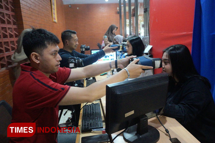Proses pelayanan perekaman KTP di Kantor Dispendukcapil Kabupaten Mojokerto, Jumat (24/2/2023) (Foto: Thaoqid Nur/TIMES Indonesia)