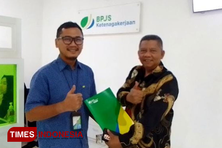 Kepala Cabang BPJS Ketenagakerjaan Indramayu Agus Pandu Indra Putra dan Agen Perisai Dadi Carmadi di Kantor BPJS Ketenagakerjaan Cabang Indramayu. (Foto: Selamet Hidayat/TIMES Indonesia)