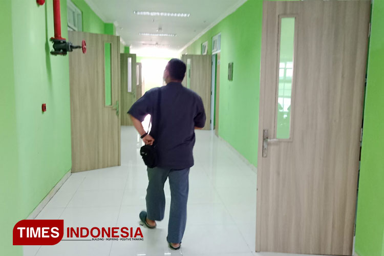 SEorang pasien di RSUD Kendal, Agus Umar, saat meninjau salah satu ruang atau kamar rawat inap pasien yang baru, di lantai tiga ruang Bougenville RSUD Kendal, Jumat 24/02/2023. (FOTO: Zamroni/TIMES Indonesia)