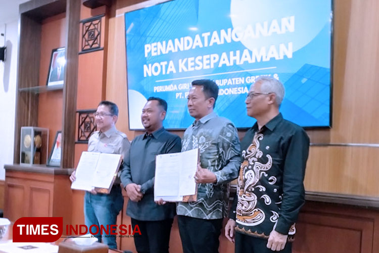 Presiden Direktur PT Freeport Indonesia (PTFI) Tony Wenas, bersama Bupati Gresik Fandi Akhmad Yani dan Dirut Perumda Giri Tirta (FOTO: Akmal/TIMES Indonesia).