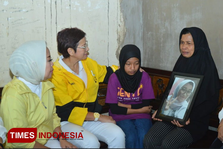 Ketua rombongan Tim Monitoring DPP Perempuan Golkar Bersatu, Nurul Arifin saat mengunjungi rumah salah satu korban Tragedi Kanjuruhan. (FOTO: Widodo Irianto/TIMES Indonesia)