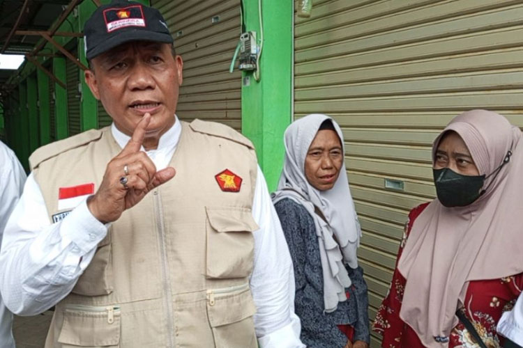 Bambang Haryo Soekartono saat mendapat keluhan dari pedagang Pasar Baru Porong, Sidoarjo terkait mahalnya harga beli stand berjualan mereka. (FOTO: AJP TIMES Indonesia)