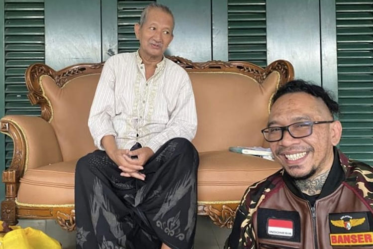 Jonathan Latumahina atau Bang Jo saat sowan ke kediamam KH Ali Mashury (Gus Ali), pengasuh Bhumi Shalawat, Leboh, Sidoarjo. (FOTO: dok. Pribadi)