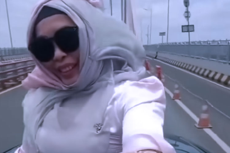 Viral Emak-emak Ngevlog di Sunroof Mobil di Jembatan Suramadu, Ternyata Warga Bondowoso