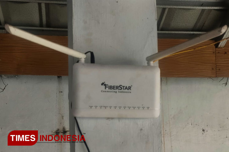 Router salah satu perangkat penghubung internet milik Fiberstar, terpasang di salah satu ruangan di RW  02 Cintarasa, foto diambil Sabtu (25/2/2023) (FOTO: Harniwan Obech/TIMES Indonesia)