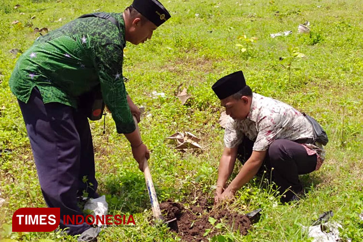 Kegiatan 1 Pohon Berjuta Manfaat oleh MWCNU Besuki, Kabupaten Situbondo dalam rangka memperingati 1 Abad NU (Foto: Agus Miftahorrahman/TIMES Indonesia)