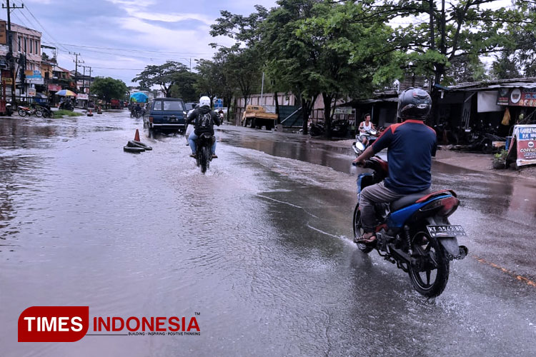 Kondisi jalan PM Nur Samarinda yang tergenang air. (FOTO: Amril/TIMES Indonesia)