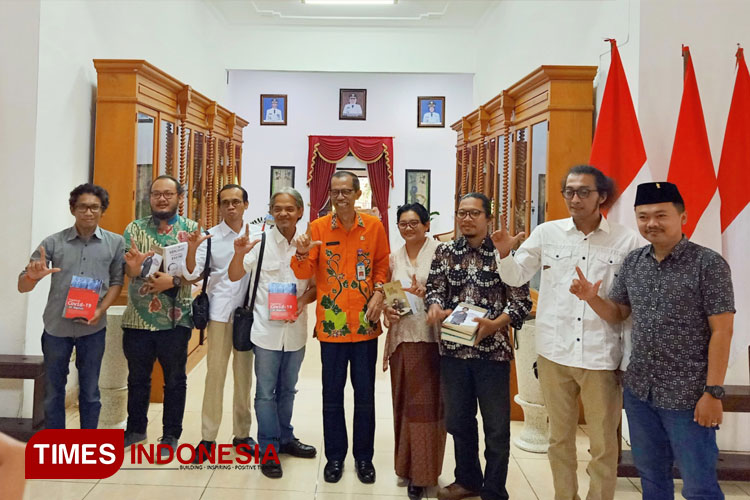 Bupati Magetan, Suprawoto dan Anggota DPRD Jatim, Diana A.V Sasa berfoto bersama Yayasan DBUKU usai melakukan Audiensi. (Foto: Aditya Candra/TIMES Indonesia)
