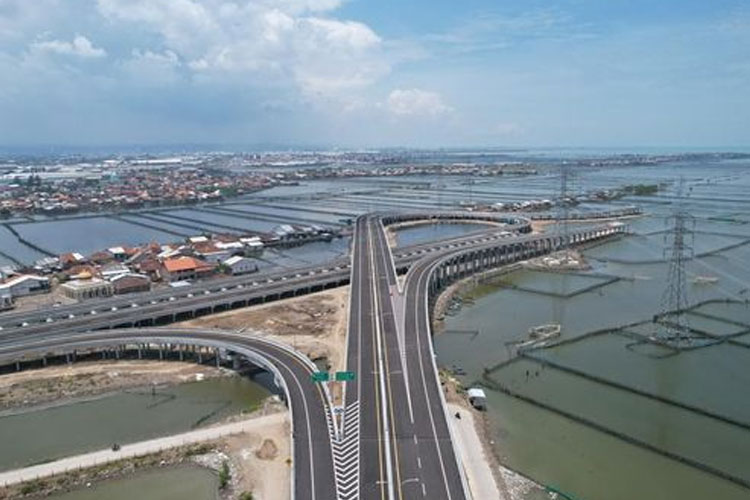 Jalan Tol Semarang-Demak dikenal sebagai jalan tol atas laut yang terintegrasi dengan Tanggul Laut Kota Semarang. (Foto: Dok. PT Wijaya Karya)