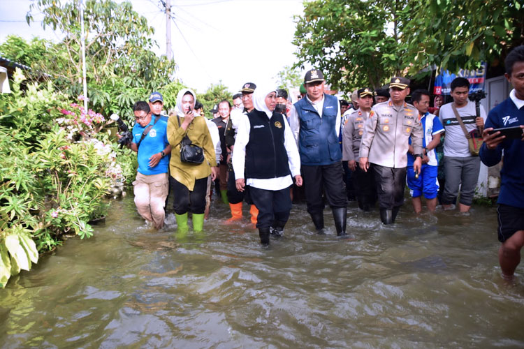 Gubernur Khofifah turun ke lokasi banjir di Dusun Pujut, Desa Sidomulyo, Kecamatan Deket, Kabupaten Lamongan, Sabtu (25/2/2023). (FOTO: Dok. Humas Pemprov Jatim) 