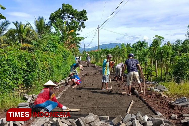 Desa Pesanggaran Banyuwangi Genjot Program Pavingisasi