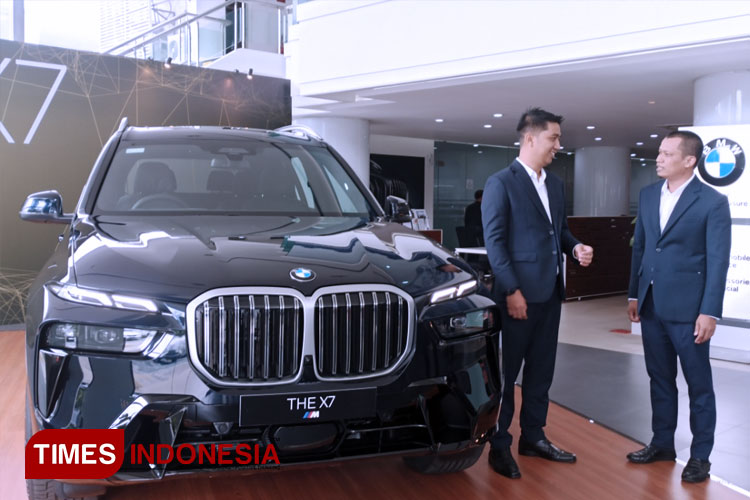 Kepala Cabang BMW Astra Surabaya, Octa Wibowo bersama After Sales Manager BMW Astra Surabaya, Sunarno mengenalkan The New X7 di Dealer BMW Astra Surabaya, Sabtu (25/2/2023). (FOTO: Lely Yuana/TIMES Indonesia) 