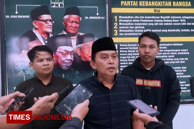 Subaidi Muchtar juru bicara DPC PKB Jombang didampingi Ketua Garda Bangsa dan Ketua Gemasaba Jombang saat memberikan keterangan di Graha Gus Dur, Sabtu (25/2/2023). (FOTO: Rohmadi/TIMES Indonesia)