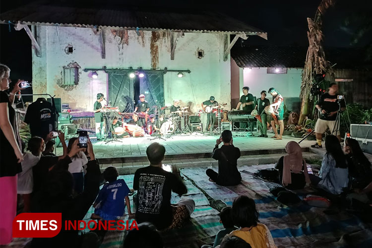 Kolaborasi Musisi Belgia dengan Musisi Lokal Situbondo Hidupkan Suasana Stasiun Kopi