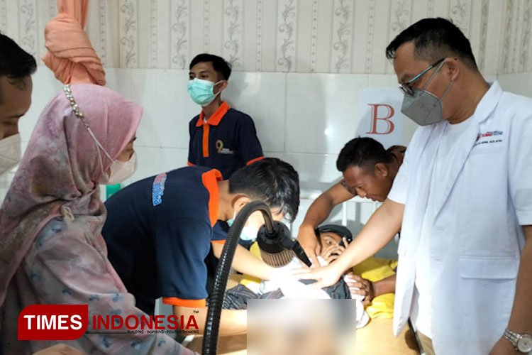 Dirut RS Fathma Medika, dr Asluchul Alif saat meninjau prosesi khitan massal (Foto: Akmal/TIMES Indonesia).