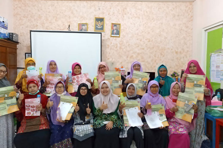 Pendekatan psikoedukasi Pengabdian RisetMu oleh Dosen UMS Ira Purnamasari menggandeng ibu-ibu Majelis Kesehatan Pimpinan Daerah Aisyiyah Kota Surabaya, Minggu (26/2/2023). (Foto: Dok.UMS) 
