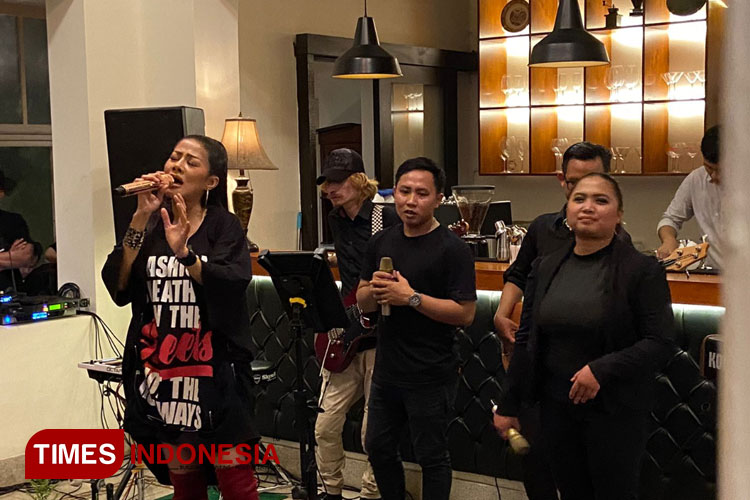 Ekey saat tampil di salah satu kafe di Malang untuk mempromosikan single perdananya. (Foto: Rizky Kurniawan Pratama/TIMES Indonesia)