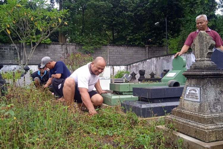 Jelang Puasa Ramadan 2023, Warga Gelar Aksi Bersih Makam