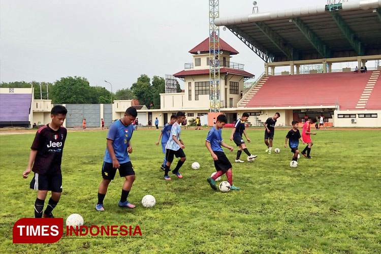 Pengembangan Usia Dini Jadi Fokus SSB Mitra Madiun saat Latihan di Stadion Wilis 