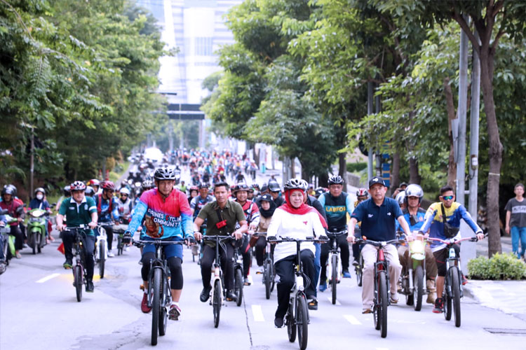 Gubernur Khofifah ikut gowes fun bike dalam rangka HUT ke-45 TVRI Jatim, Minggu (26/3/2023). (FOTO: Dok.Humas Pemprov Jatim)