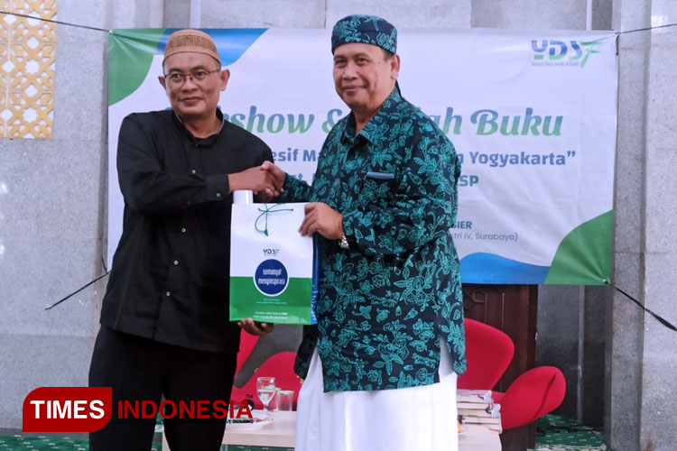 Direktur Jauhari Sani menerima cinderamata sebuah buku dari Ketua Dewan Syuro Takmir Masjid Jogokariyan Yogyakarta, Ustaz Muhammad Jazir ASP saat acara di Madjid Baiturrozaq SIER, Minggu (26/2/2023). (FOTO: Lely Yuana/TIMES Indonesia) 