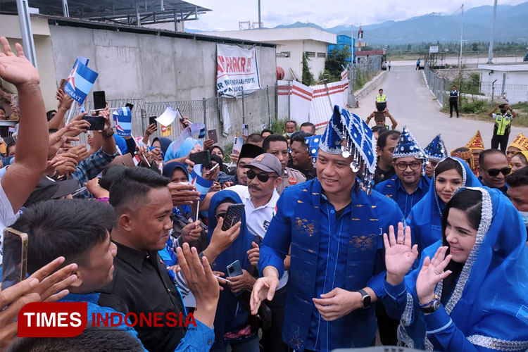 Ribuan masyarakat Kota Palu menyambut kedatangan Ketua Umum Partai Demokrat Agus Harimurti Yudhoyono (AHY) di Kota Palu. (FOTO: Tim Media AHY for TIMES Indonesia)