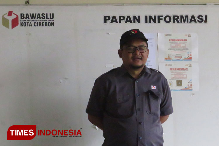 Ketua Bawaslu Kota Cirebon, Mohammad Joharudin saat memberikan arahan pada apel siaga kawal hak pilih. (Foto. Muslimin/TIMES Indonesia)