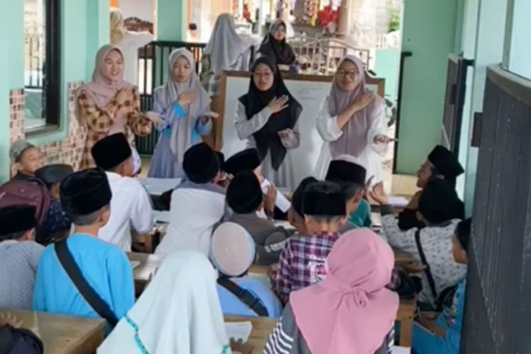 Mahasiswa KSM-T Unisma Malang mempraktekkan Metode Senam Mufrodat di TPQ Bidayatul Hidayah dusun Lebo. (FOTO: AJP TIMES Indonesia)